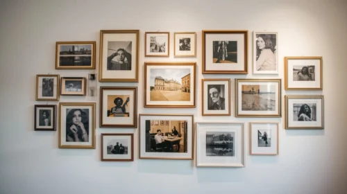 Menata Galeri Dinding dengan Bingkai Simetris