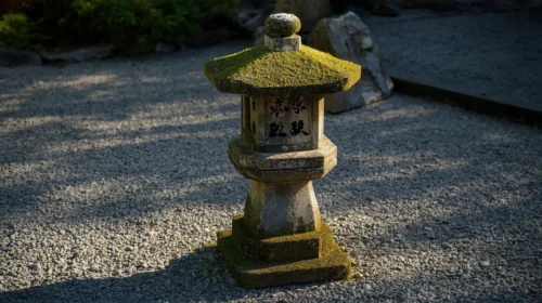 Lampion Batu (Ishi-doro) sebagai Titik Fokus